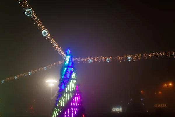 Nezaostřený Noční Snímek Vánočního Stromku Věnec Světla Bokeh Městě Šťastný — Stock fotografie