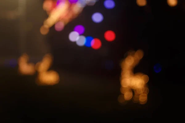 Nesoustředěný Noční Záběr Vánočních Sobů Věnec Světla Bokeh Městě Šťastný — Stock fotografie