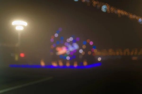 Colpo Notturno Sfocato Albero Natale Con Ghirlanda Luci Bokeh Città — Foto Stock