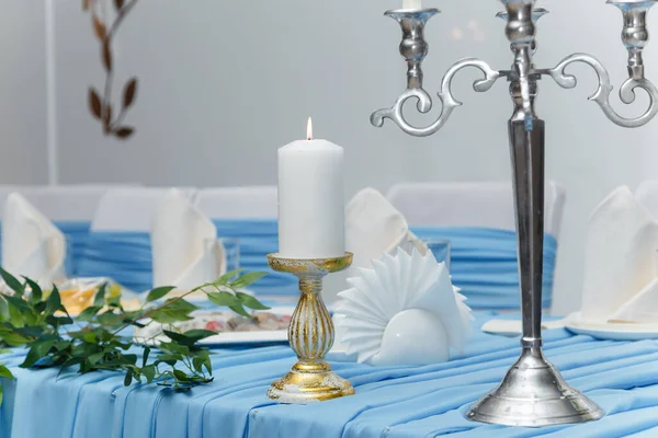 装饰蓝婚庆主席团 新婚节庆桌 活动组织 美丽的花朵和燃烧的蜡烛 近距离拍摄 — 图库照片