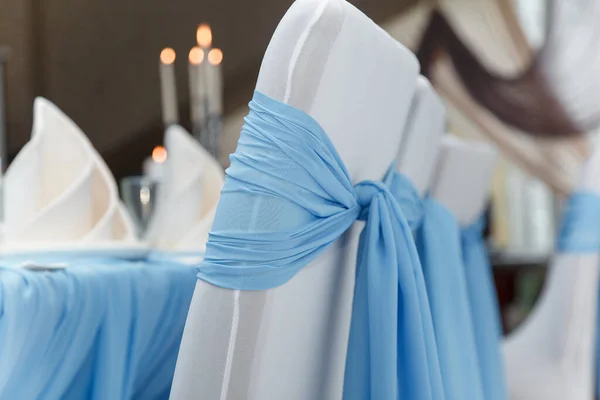 Piękne Niebiesko Białe Prezydium Ślubne Fotele Dekoracyjną Tkaniną Ujęcie Bliska — Zdjęcie stockowe