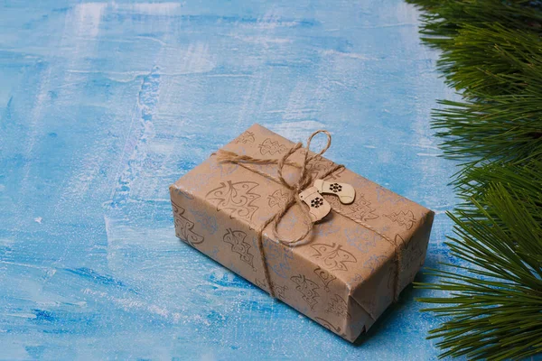 Keine Plastik Geschenkverpackung Geschenkschachtel Aus Kraftpapier Jute Schleife Auf Blau — Stockfoto