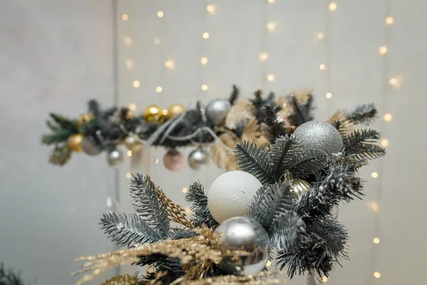 초점의 전나무 가지들이 즐거운 크리스마스와 배경을 이루고 황금빛 조명보케 — 스톡 사진