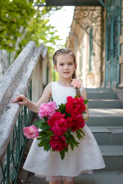 Hermosa Niña Vestido Blanco Con Ramo Peonías Grandes Primavera Flor — Foto de Stock