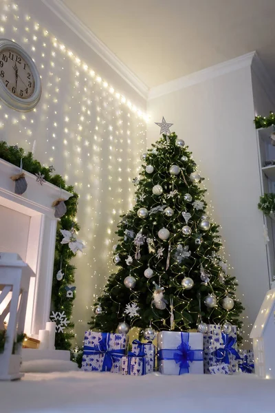 Árbol Navidad Decorado Con Guirnalda Brillante Bulbos Habitación Blanca Cajas — Foto de Stock
