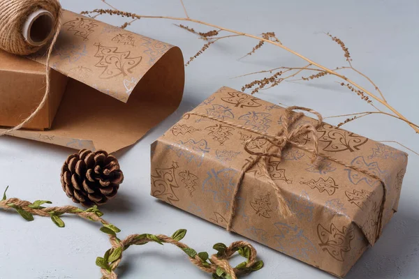 Diy Weihnachtsgeschenkverpackung Umweltfreundliches Dekor Tannenzapfen Jute Seil Und Kraftpapier Für — Stockfoto