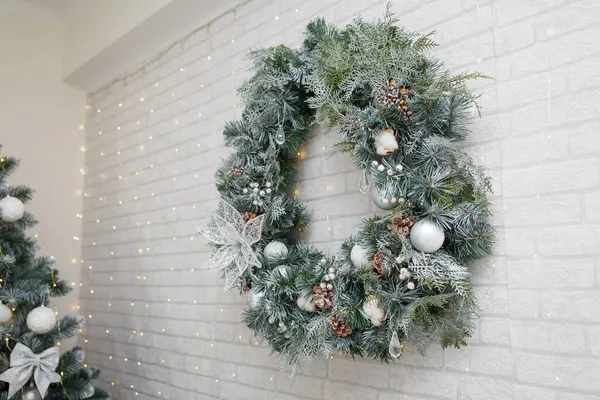Gyönyörű Karácsonyi Koszorú Fenyő Ágak Kúpok Fehér Baubles Virágok Bogyók — Stock Fotó