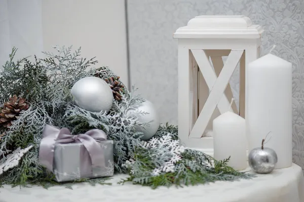 美しいクリスマスの装飾 モミの枝の白い泡 白いテーブルの上のランタンとキャンドル 冬休み 新年の魔法 — ストック写真