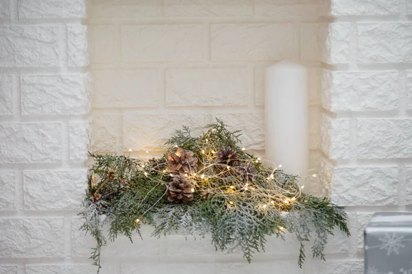 Dekoratív Mesterséges Kandalló Koszorúlámpákkal Lucfenyő Ágakkal Fehér Gyertyával Boldog Karácsonyt — Stock Fotó