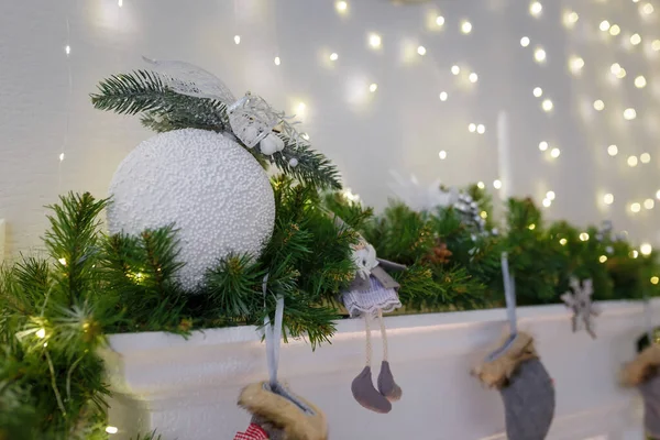 벽난로 꼭대기에는 흰색의 전나무 나무로 장난감 화환등 크리스마스 받으세요 — 스톡 사진
