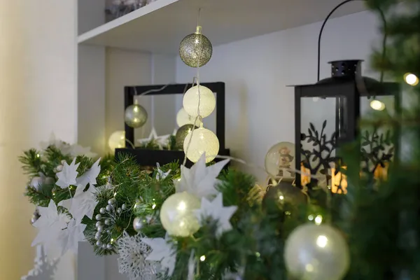 아름다운 경작지와 경작지로 장식된 피나무 가지들 크리스마스 두려움을 불러일으키는 — 스톡 사진