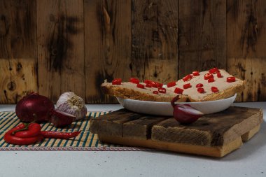 Ev yapımı et, tavuk ezmesi, hindi püresi, acı biber, kırmızı soğan. Tahtada beyaz tabak