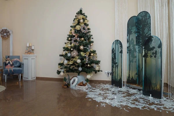 Bellissimo Albero Natale Decorato Con Palline Argento Oro Elementi Decorativi — Foto Stock
