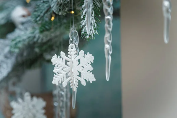 雪の結晶や氷のおもちゃと美しい人工モミの木の枝 メリークリスマスあけましておめでとうございます 撃たれた — ストック写真