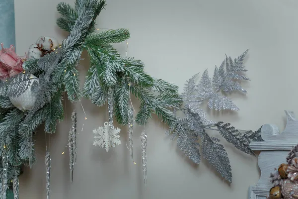 雪の結晶や氷のおもちゃと美しい人工モミの木の枝 メリークリスマスあけましておめでとうございます 撃たれた — ストック写真