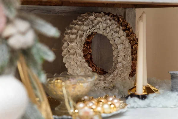 光沢のある装飾された食器棚の上に白と金色のクリスマスリースを描いた お祭りのビブ 幸せな新年 冬の休日 — ストック写真