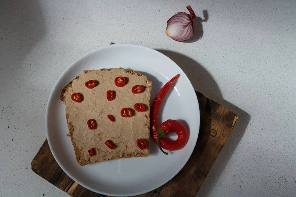 Yapımı Tavuk Ezmesi Hindi Püresi Acı Biber Kırmızı Soğan Tahtadaki — Stok fotoğraf