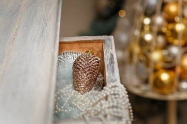 Mutlu Noeller dekore edilmiş iç dekorasyon detayları. Parlak kozalaklı oyuncak, inci boncuklu, yapay karlı bir çekmece. Altın mücevherler, çelenkler...