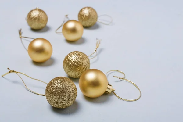 マットと光の木製の背景に文字列上の光沢のある黄金の球根 プラスチック装飾クリスマスの泡 クローズアップ撮影 — ストック写真