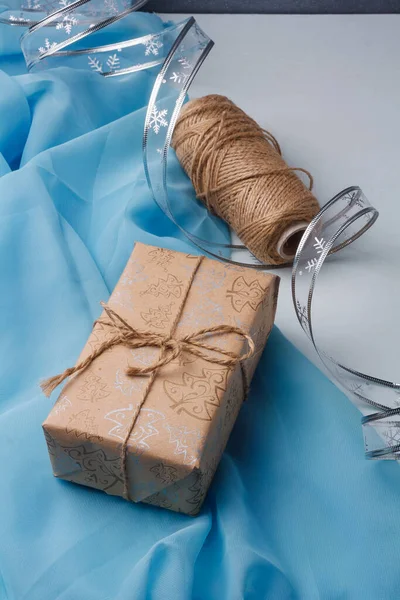 圣诞节礼物盒的包装正在进行中 牛皮纸 银带带 轻质背景的绳子线轴 Diy包装 — 图库照片
