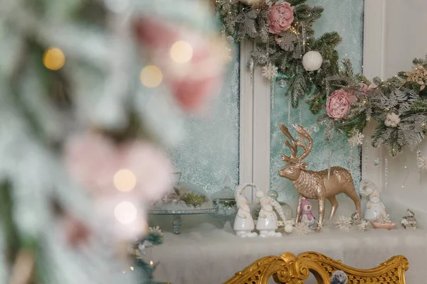 冷凍窓の背景にノームと雪のフレークを持つ美しい光沢のあるトナカイのおもちゃ メリークリスマスの装飾 黄金の本 — ストック写真