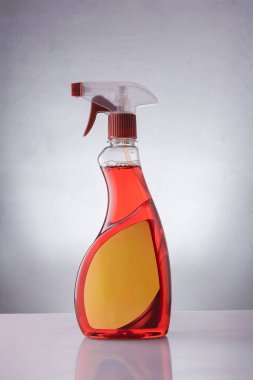 Bir şişe mobilya cilası, marka yok, etiket yok. Temizlik ürünleri, temizleyici, kapalı yüzey için dezenfektan.