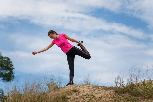 Junge Sportliche Frau Sportbekleidung Auf Hügelkuppen Beim Stretching Aufwärmen Oder — Stockfoto