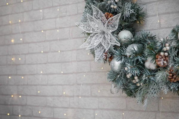 아름다운 크리스마스 화환인 전나무 원추체 아이스 사이클들 조명으로 — 스톡 사진
