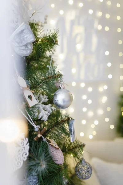 전나무 가지로 장식된 배경을 이루고 크리스마스 취향이야 — 스톡 사진