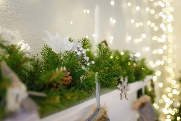 크리스마스 장난감 전나무 화환으로 장식된 벽난로 받으세요 — 스톡 사진