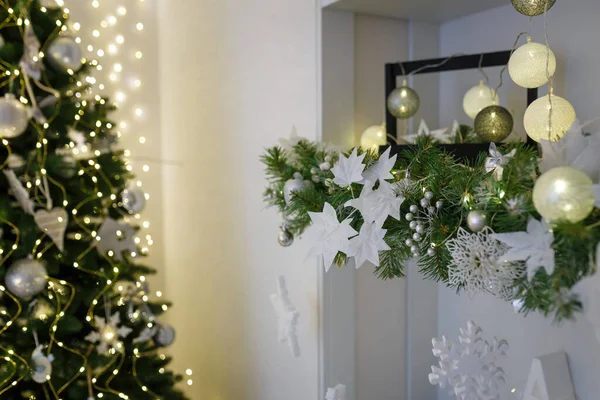 Christmas Tree Decorated Shiny Garland Bulbs White Room Festive Vibes — Stock Photo, Image