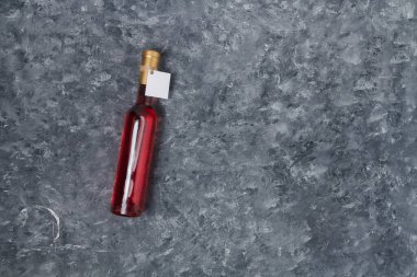 250 ml 'lik kırmızı şarap şişesi boş etiket, üst görünüm, gri arkaplan, kopyalama alanı