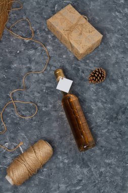 Paketlenmiş Noel hediyesi kutusu, 250 ml beyaz şarap ve etiketi boş. Mutlu noel alkolü hediyesi. Dikey çekim