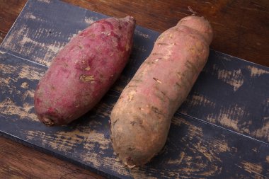 Çiğ patates, ahşap kırsal kahverengi masada yer elması. Çiftlik hasadı, organik sebzeler, yerel alışveriş, lezzetli vejetaryen yemekleri.