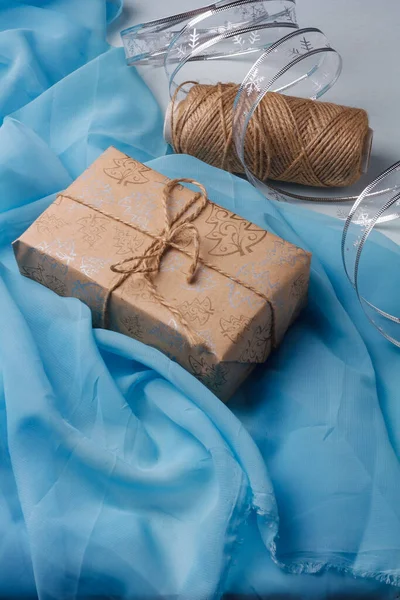 圣诞节礼物盒的包装正在进行中 牛皮纸 银带带 轻质背景的绳子线轴 Diy包装 — 图库照片