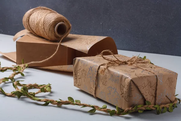 Proceso Año Nuevo Navidad Presenta Embalaje Con Papel Artesanal Cuerda —  Fotos de Stock