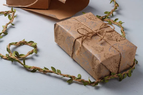 环保圣诞快乐的概念 用黄麻绳弓包礼盒的牛皮纸 真正的装饰元素 没有塑料 — 图库照片