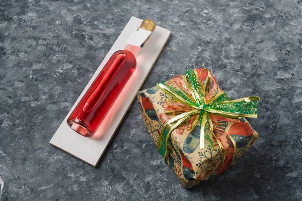 Flacone 250 Vino Rosso Con Etichetta Bianca Regalo Natale Avvolto — Foto Stock