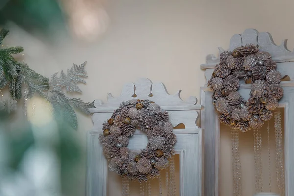 光沢のある塗装松のコーンからメリークリスマスリース クローズアップ 冬の休日のお祝い インテリアの装飾要素 — ストック写真