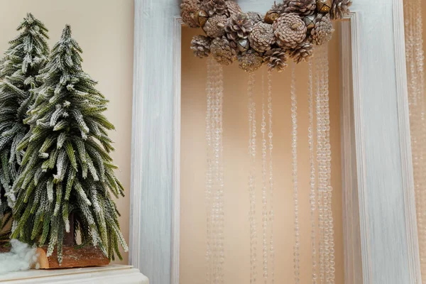 人工的な雪のモミの木 光沢のある塗装松のコーンとぶら下げビーズから作られたクリスマスリース メリークリスマスの飾り スペースのコピー — ストック写真