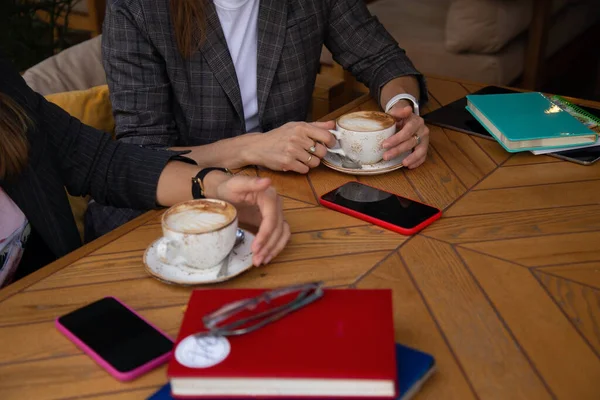 Twee Collega Die Zakenlunchen Gratis Pauze Handen Met Cappuccino Kopjes — Stockfoto