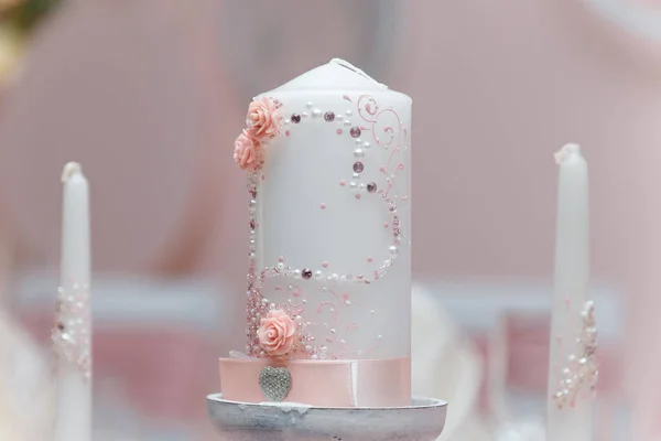 Красивая Белая Свеча Розовыми Декоративными Элементами Розы Сердце Женатого Свадебного — стоковое фото