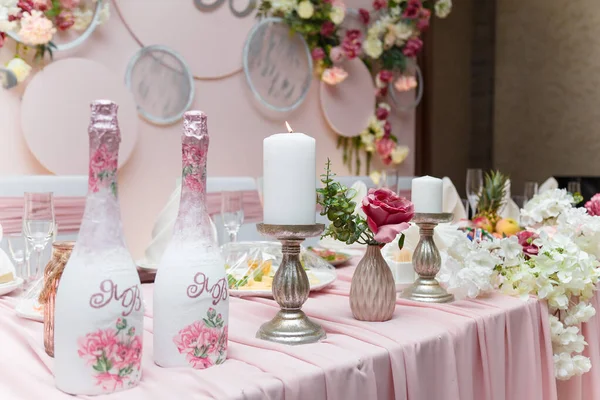 Награжден Розовым Свадебным Президиумом Поженившихся Организации Мероприятий Красивые Цветы Бутылки — стоковое фото