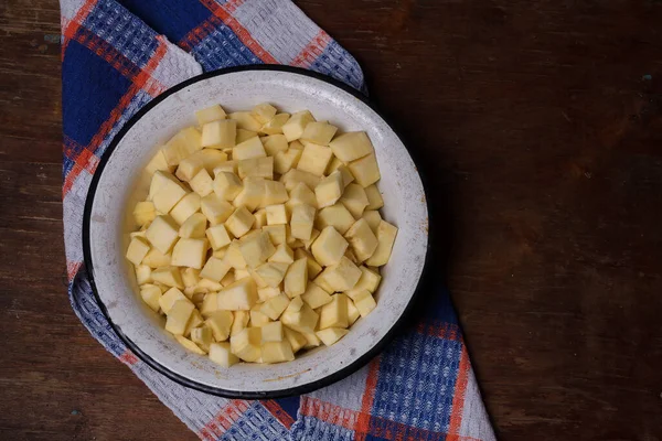 Schüssel Mit Geschnittenen Süßkartoffeln Oder Süßkartoffeln Auf Holztisch Mit Küchentuch — Stockfoto