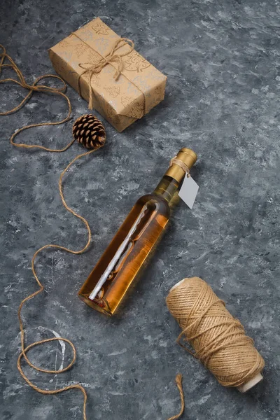 Завернутая Рождественская Подарочная Коробка 250 Бутылка Белого Вина Пустой Этикеткой — стоковое фото
