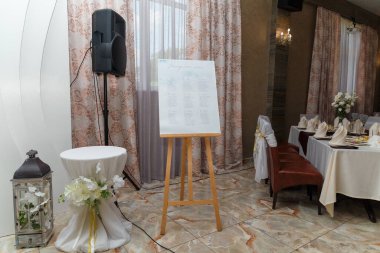 Yeni evliler için düğün başkanlığı, masa düzenleme, dekoratif fener ve oturma standı..