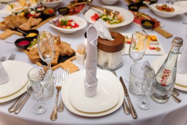 İzmail, Ukrayna. Temmuz 2020. Sebze salatası, et, peynir, ekmek ve içeceklerle yapılan hafif odaklı şenlik masası. Aile etkinliği, yıldönümü, düğün ya da doğum günü.