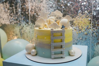 Bir yaşındaki çocuğun doğum günü için çok güzel mavi bir pasta. Bulutlar, yıldız tepecikleri, doğum tarihi ve saati, çocuk ağırlığı. Oyuncak ayı figürü, toplar, merdiven