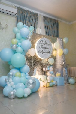 Erkek partisi için mavi balon kemeri. Bir yaşındaki bir bebek için bir numara. Dekoratif elementler, yıldız, fotoğraf bölgesi. Doğum günün kutlu olsun Artem. Dikey çekim