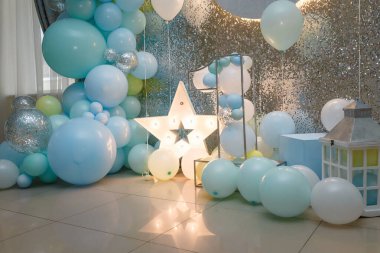 Oğlanın doğum günü partisi için mavi balon kemeri. Bir yaşındaki bir bebek için bir numara. Şenlikli dekoratif öğeler, yıldız, fotoğraf bölgesi.